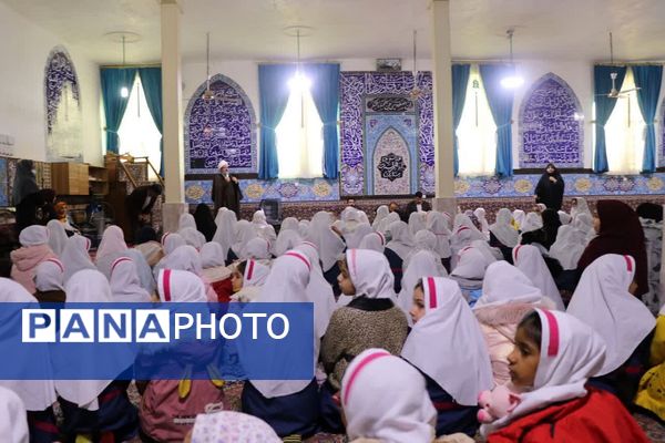 اقامه نماز در مدرسه شهیدان ایرلو قرچک