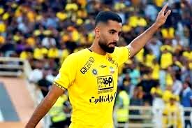 هافبک فجری‌ها  پیراهن الشارجه امارات را  بر تن کرد
