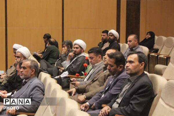 رونمایی از نخستین جلد دانشنامه دفاع مقدس استان قم