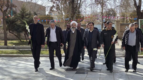 گلباران مزار شهدا توسط پیشتازان مدرسه دانش و هنر نظرآباد