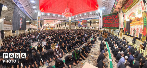حضور باشکوه عزاداران عاشورایی در نماز جماعت ظهر