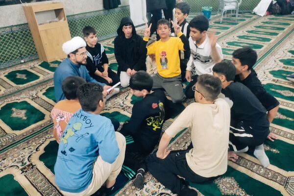 اعتکاف دانش آموزی در مسجد حضرت ابوالفضل قیامدشت
