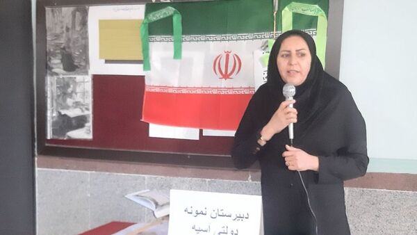 آذین‌بندی دهه فجر و نواخته شدن زنگ انقلاب در دبیرستان حضرت آسیه(س) حاجی‌آباد