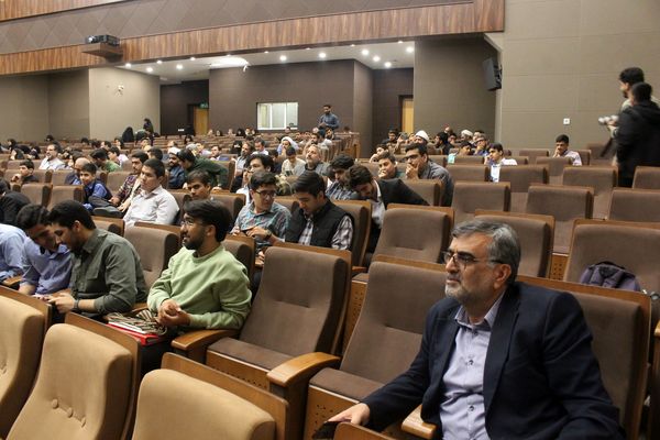 تقدیر از دانش‌آموزان و فرهنگیان برگزیده مسابقات قرآنی در استان قم