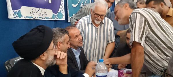 برپایی میز خدمت ادارات در مصلای نماز جمعه شهرستان محمودآباد