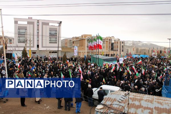 حضور گسترده اقشار مختلف مردم پردیس در راهپیمایی ۲۲ بهمن