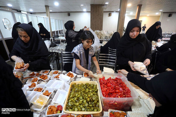 بازدید رئیس دانشگاه فرهنگیان از موکب‌های پذیرای زائرین