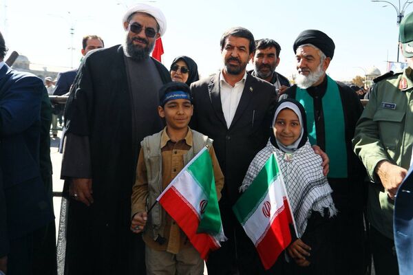 دانش آموزان و مسئولین در کنار یکدیگر، روز دانش‌آموز را رقم زدند