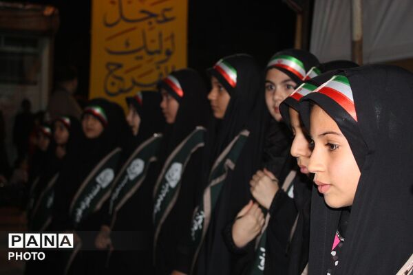 حضور پرشور دختران جان‌فدا در اجتماع شبانه با لباس بسیجی