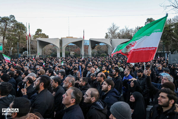 حضور مردم داغدار تهران در خیابان‌های مرکز شهر پس از اعلام خبر شهادت رهبر انقلاب