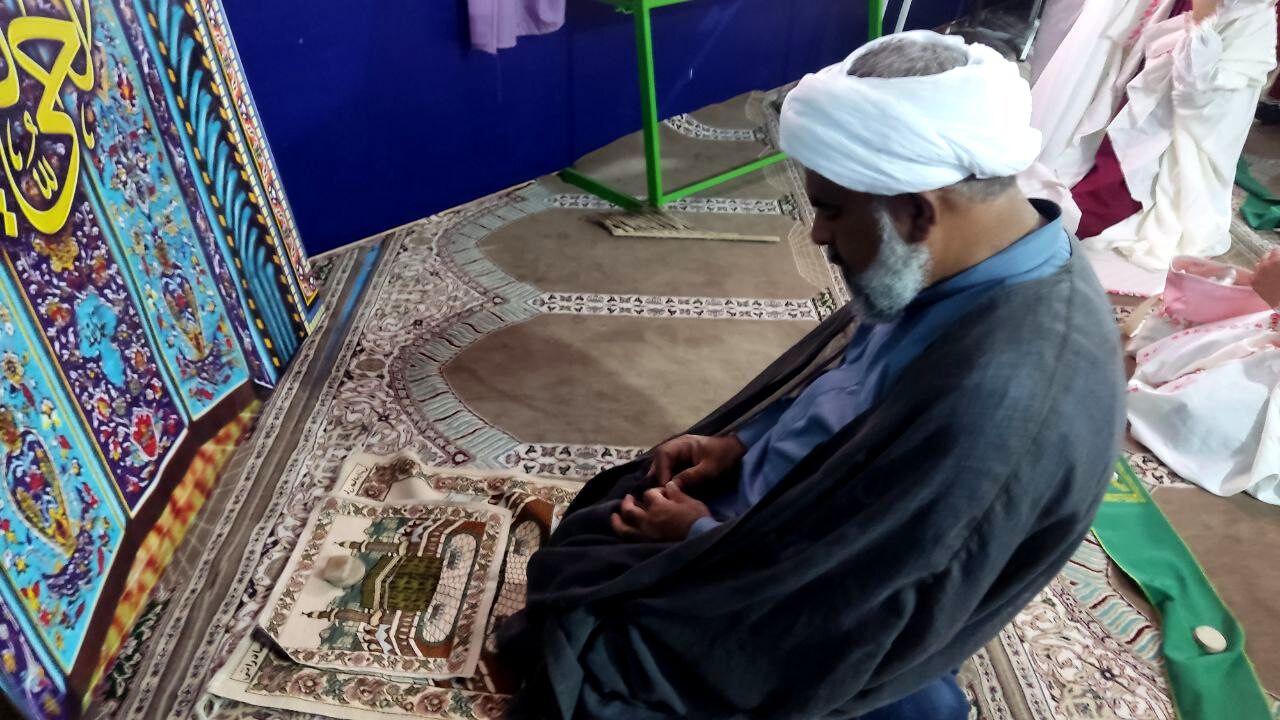 برگزاری نماز جماعت در دبستان مولوی فین