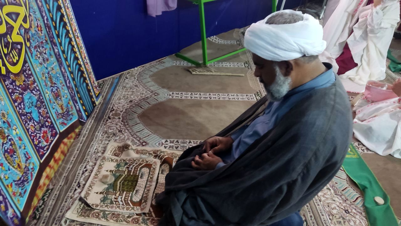 برگزاری نماز جماعت در دبستان مولوی فین