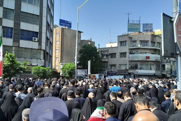 حضور میلیونی مردم تهران برای بدرقه شهید جمهور و یاران