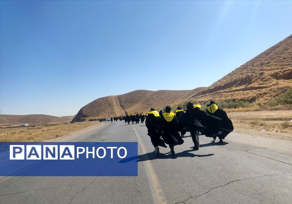حرکت کاروان پیاده دختران دانش‌آموز نیشابوری به سمت مشهد
