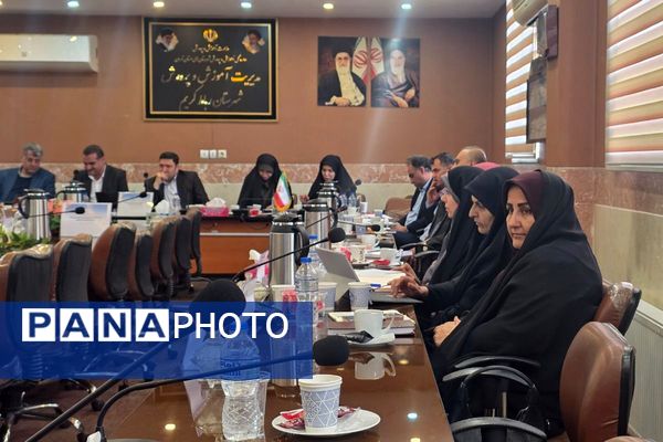 نشست هم‌اندیشی معاونین آموزش متوسطه در اداره رباط‌کریم