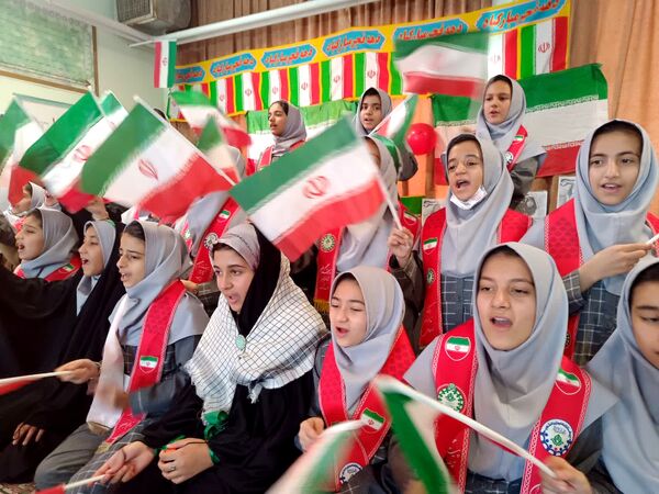 برنامه های فجر انقلاب در آموزشگاه بنیاد۱۵ خرداد ابرکوه