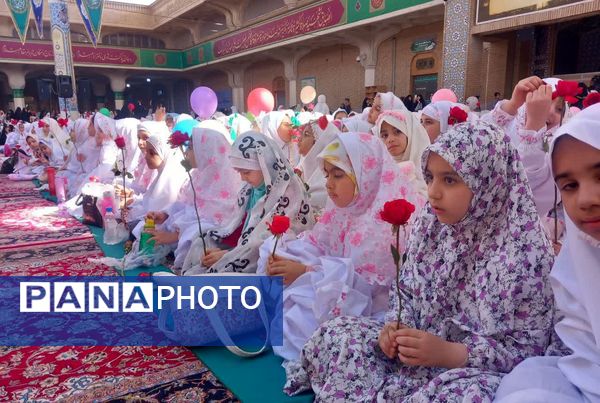 آیین تکلیف دختران دانش‌آموز قم در حرم حضرت معصومه(س)