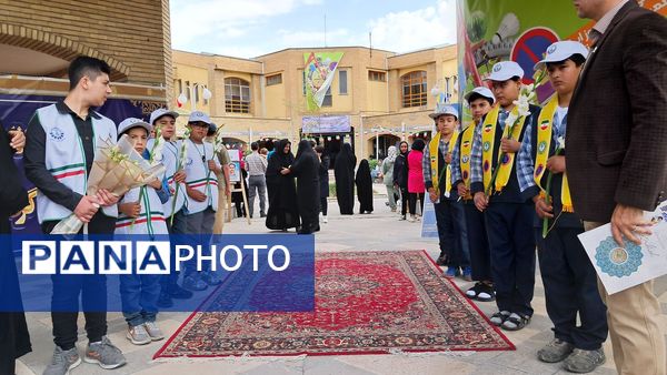غرفه خبرگزاری پانا و سازمان دانش‌آموزی در مراسم افتتاحیه فعالیت‌های تابستانی