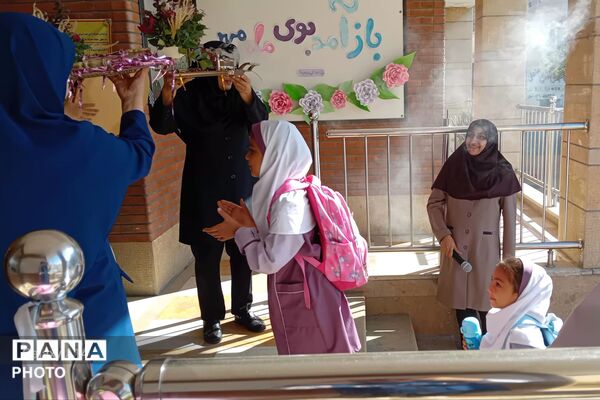 جشن شکوفه ها در مدرسه ی شهید اسماعیل اسدی