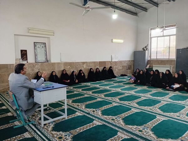 جلسه هم اندیشی انجمن اولیا در دبیرستان شهید غلام‌زاده خلیل آباد