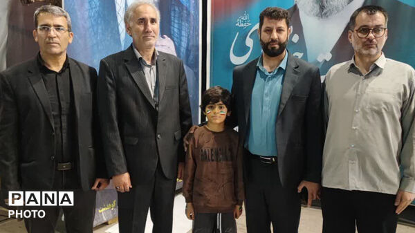 نماز استغاثه به امام زمان (عج) در شصت و دومین قرار عاشقانه، میدان امام خمینی(ره) شهرستان کوهدشت