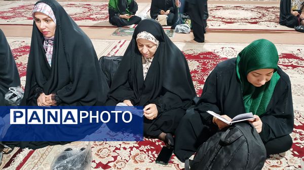 قرائت زیارت عاشورا توسط زائران مسجد جمکران در گلزار شهدای یاسوج