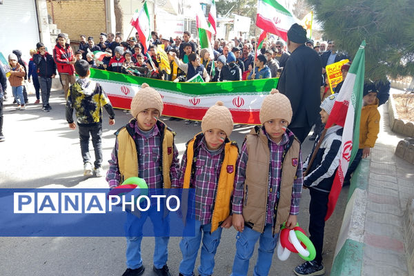 حضور پرشور دانش‌آموزان شهر بهمن در راهپیمایی ۲۲ بهمن ماه