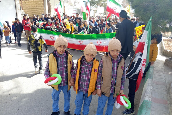 حضور پرشور دانش‌آموزان شهر بهمن در راهپیمایی ۲۲ بهمن ماه