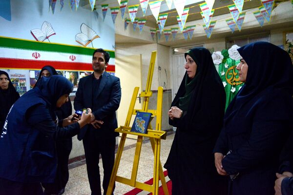 فانوس به دبیرستان حکمت آمد
