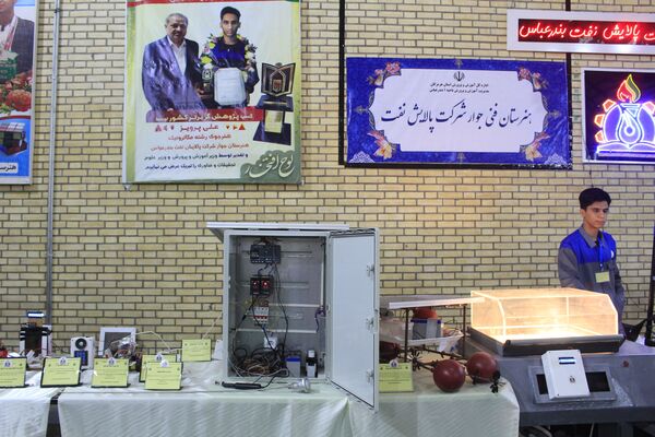 نمایشگاه دست‌سازه‌های هنرجویان هنرستان و کاردانش