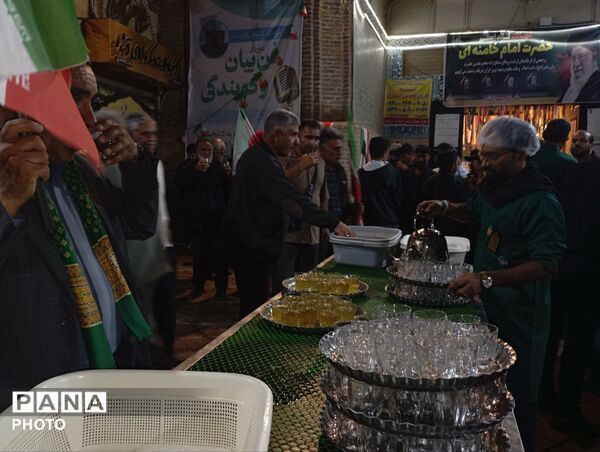 فعالیت موکب چایخانه حضرت زهرا(س)  در حسینیه امام خمینی نیشابور 