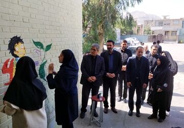 نقاشی دانش‌آموزان هنرستان خلیج فارس در دل دبستان شهید همت