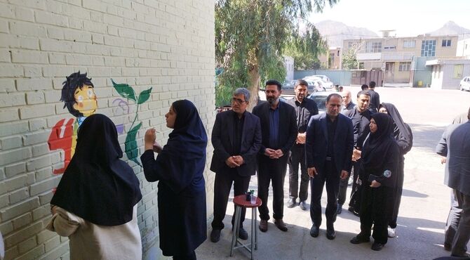 نقاشی دانش‌آموزان هنرستان خلیج فارس در دل دبستان شهید همت