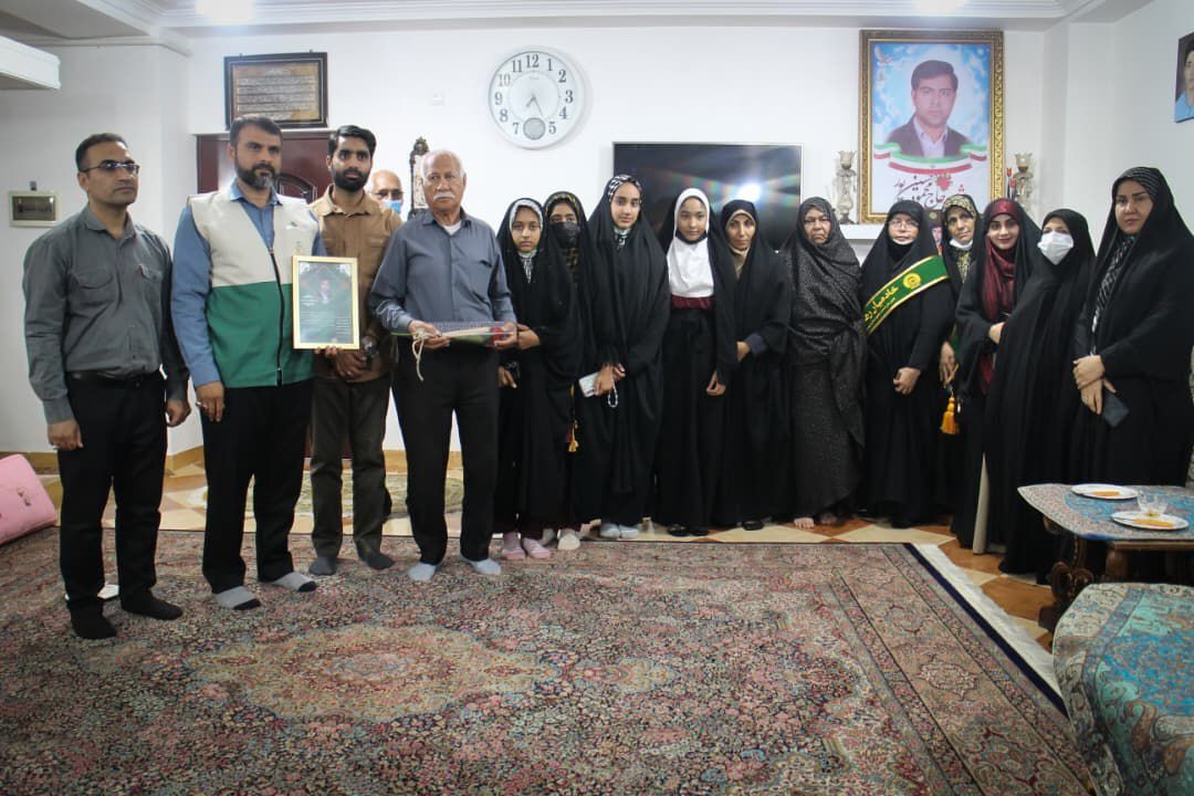 تجلیل دانش‌آموزان بندرعباسی از خانواده شهید در آستانه میلاد حضرت زهرا(س)