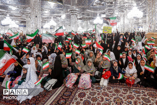 گرامیداشت دانش‌آموزان مدرسه میناب در حرم مطهر رضوی