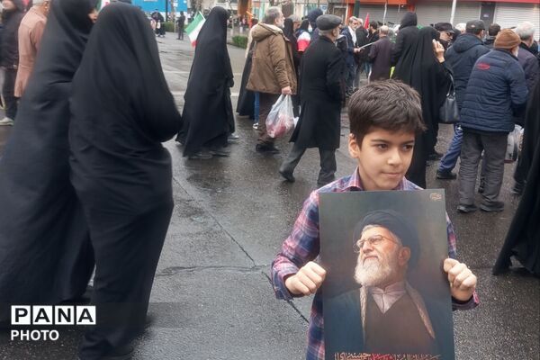 ادای احترام به شهدا با کوله‌پشتی‌های «یادبود» در راهپیمایی روز قدس