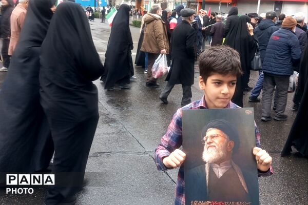 ادای احترام به شهدا با کوله‌پشتی‌های «یادبود» در راهپیمایی روز قدس