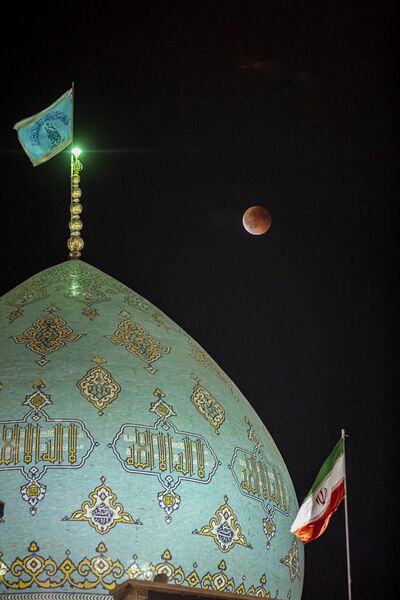 رصد زیباترین خسوف قرن از آسمان مسجد جمکران