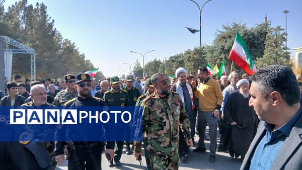 راهپیمایی 13 آبان دانش‌آموزان و مسئولین شهر مهستان