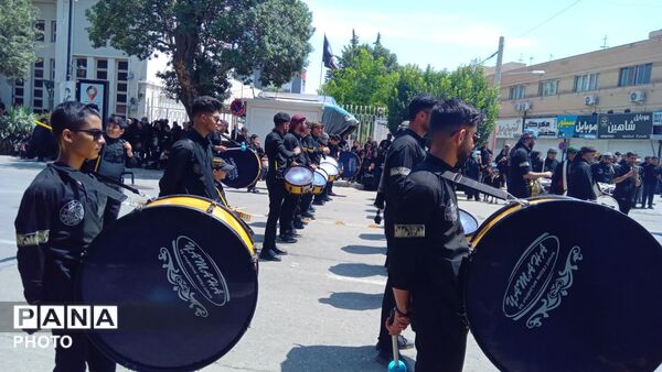 شور حسینی در خیابان های شهر؛عاشورا در قاب زنجیر زنان