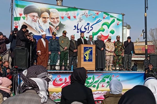 راهپیمایی یوم‌الله ۲۲بهمن با حضور گسترده مردم و نهادها در بانه
