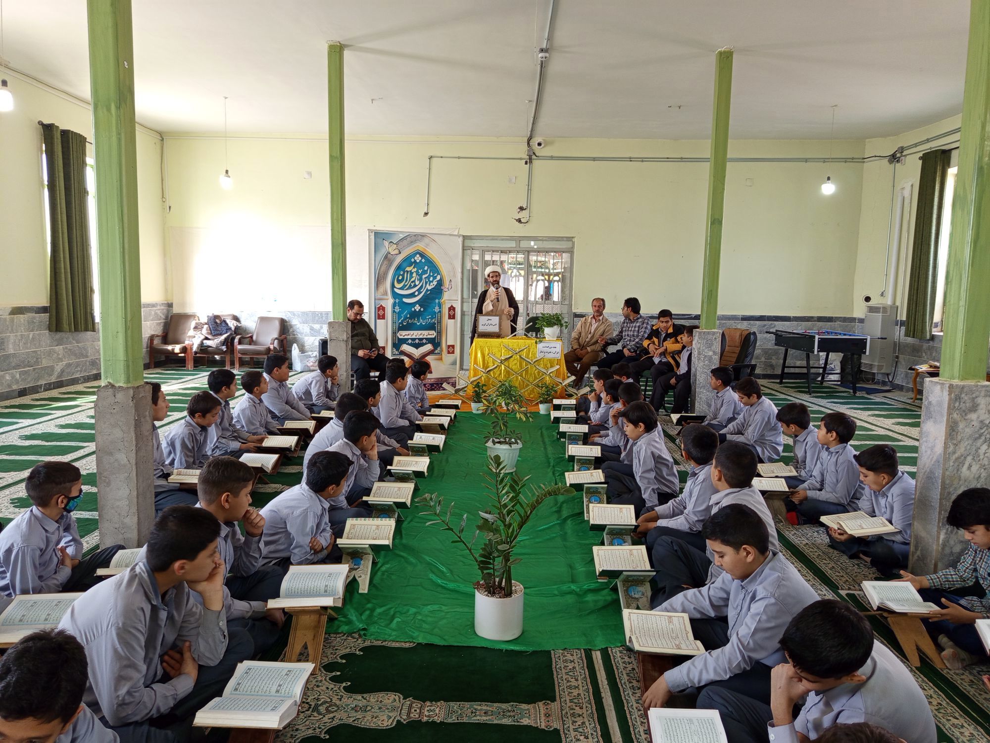 محفل انس با قرآن کریم در مدرسه برادران ابراهیمی‌نیا