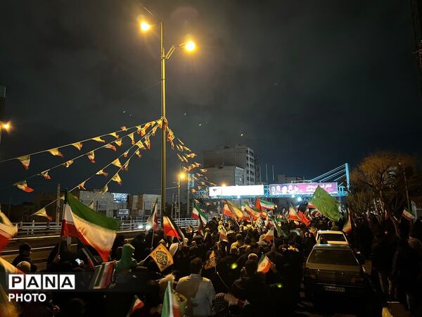 مردم کرج بعد از آغاز سال نو باسیلی از جمعیت حضور‌خود را نشان دادند 