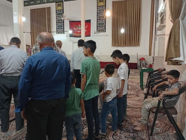 نماز جماعت در مراسم شب بیعت با امام زمان (عج) در خلیل آباد