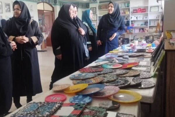 نمایشگاه هنر و کار و فناوری در آموزشگاه شاهد 16