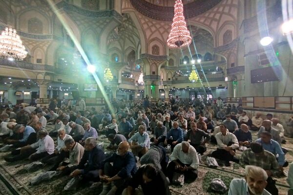 حضور فرهنگیان ناحیه دو شهرری در نماز جمعه 