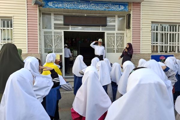 بازدید ماموران نیروی انتظامی در مدرسه 17شهریور بجنورد