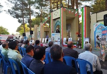 غبارروبی مزار شهدا توسط مسئولین شهرستان نیشابور انجام شد