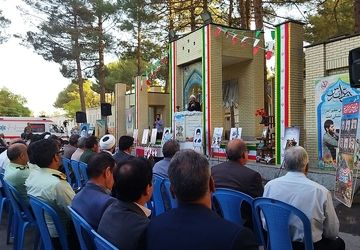 غبارروبی مزار شهدا توسط مسئولین شهرستان نیشابور انجام شد