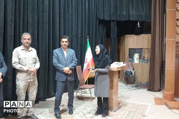 تقدیر از دانش‌آموزان برتر آموزشگاه حاج‌آقا توکلی زرقان